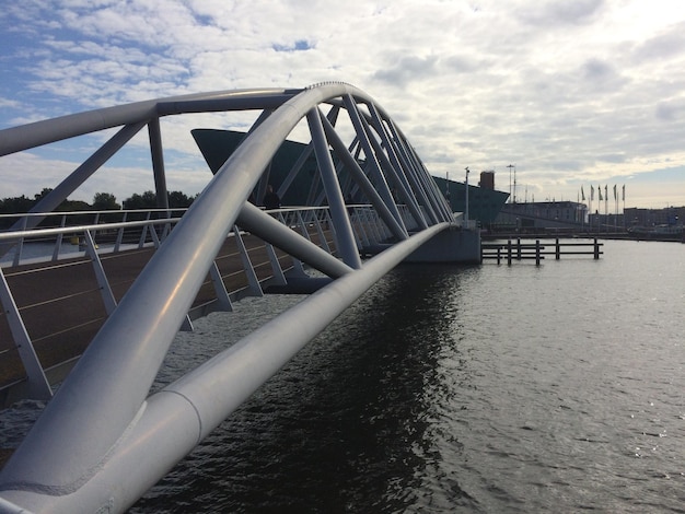 Foto puente sobre el río contra el cielo