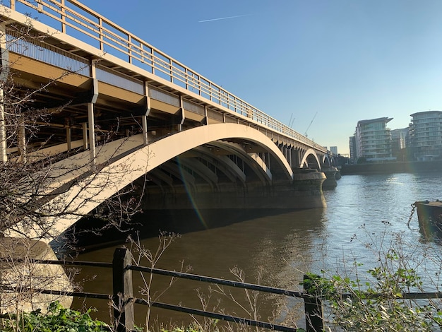 Puente sobre el río contra el cielo