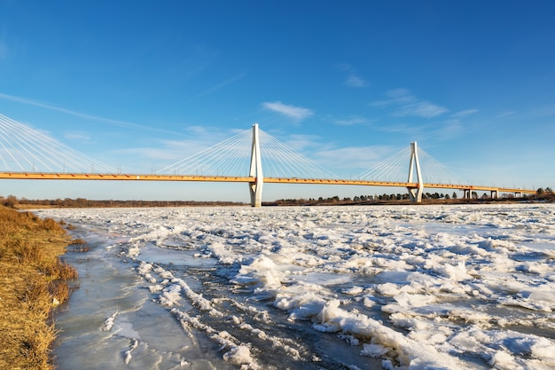 Puente sobre el río cubierto de hielo