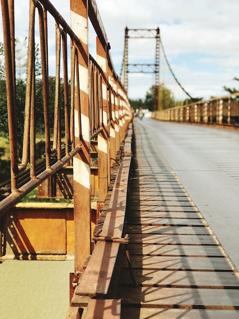 Foto puente sobre el río durante un día soleado