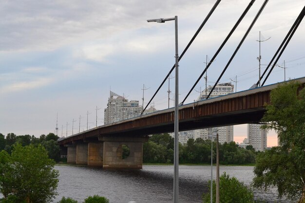 puente sobre el río Dnipro en la ciudad de Kiev