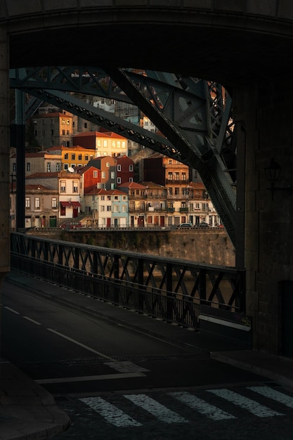 Foto puente sobre el río duero en la ciudad de oporto en otoño en portugal