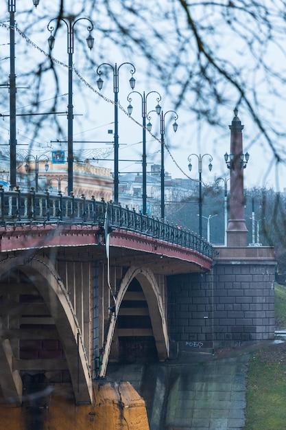 Puente sobre el río Dvina occidental en Vitebsk desde la orilla opuesta. Vítebsk, Bielorrusia