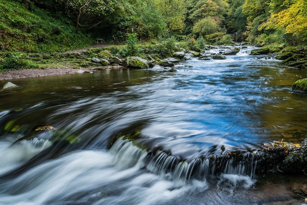 Foto puente sobre el río east lyn cerca de lynmouth en devon en