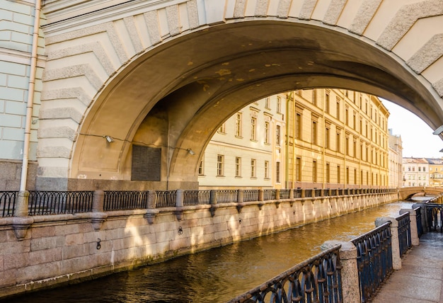 Un puente sobre un río con un edificio al fondo.