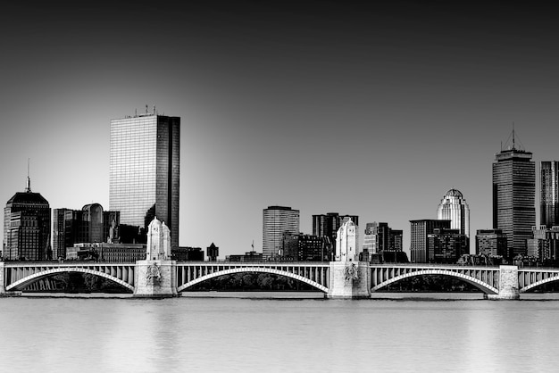 Puente sobre el río por edificios contra un cielo despejado