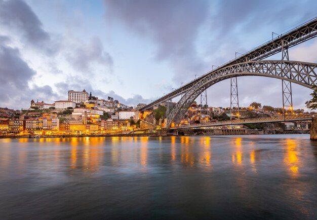 Foto puente sobre el río con edificios en el fondo