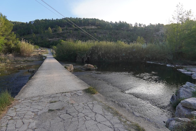 El puente sobre el río es un pequeño arroyo.