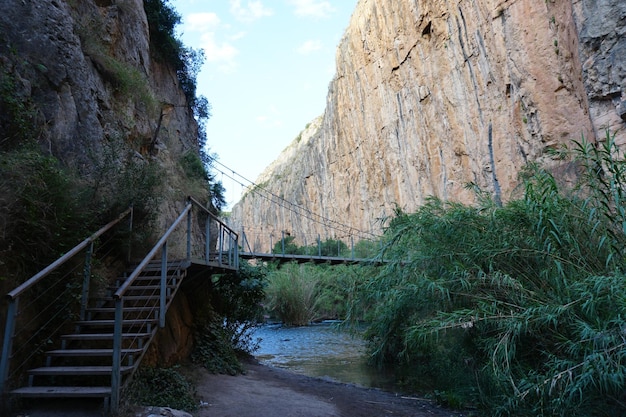 El puente sobre el río es de visita obligada.