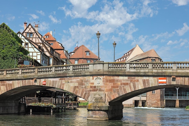 Puente sobre el río Ile en Estrasburgo Francia