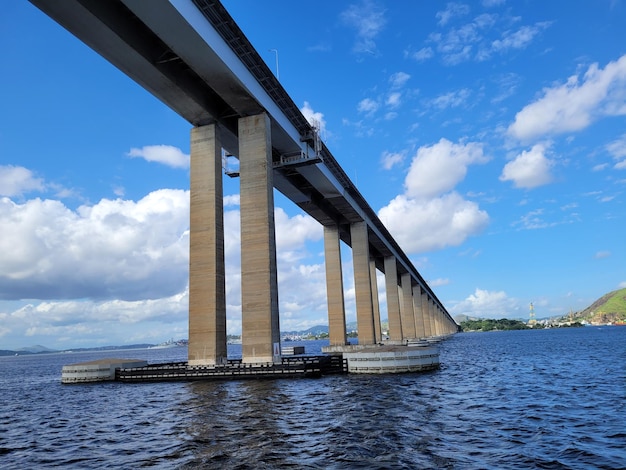 Foto el puente sobre el río irkutsk