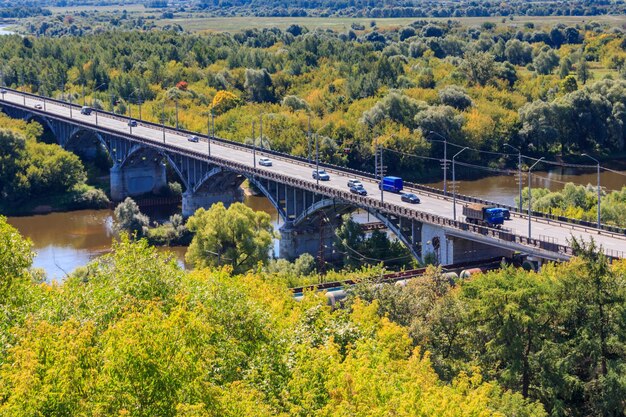 Puente sobre el río Klyazma en Vladimir Rusia Vista aérea