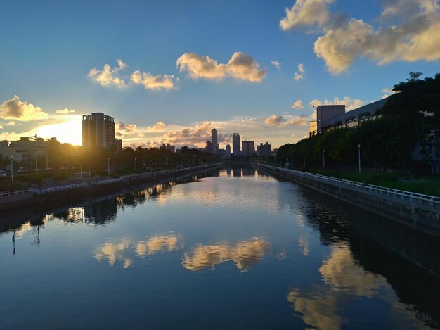 Foto puente sobre el río en medio de edificios en la ciudad contra el cielo