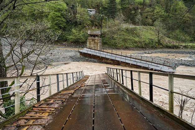 Un puente sobre un río de montaña destruido por el agua.