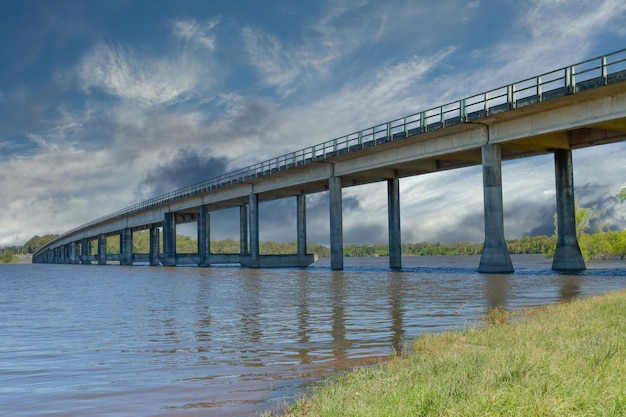 Puente sobre el Río Negro, en Uruguay.