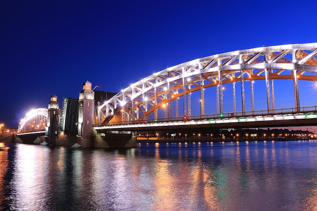 Puente sobre el río Neva