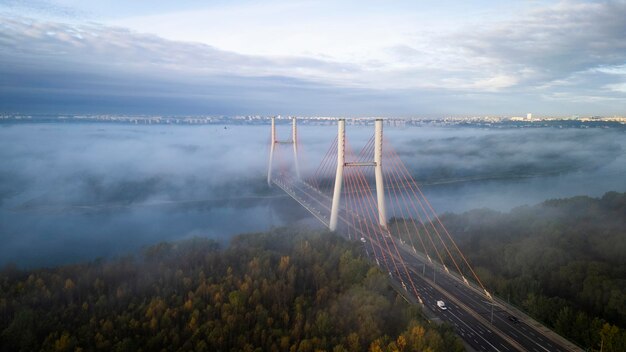 Foto puente sobre el río en la niebla durante la mañana