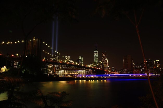 Foto puente sobre el río por la noche