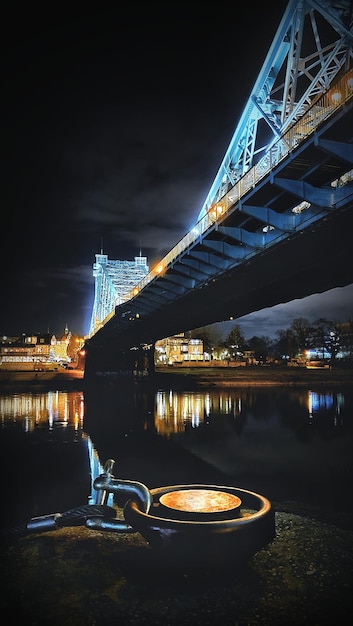 Foto puente sobre el río por la noche