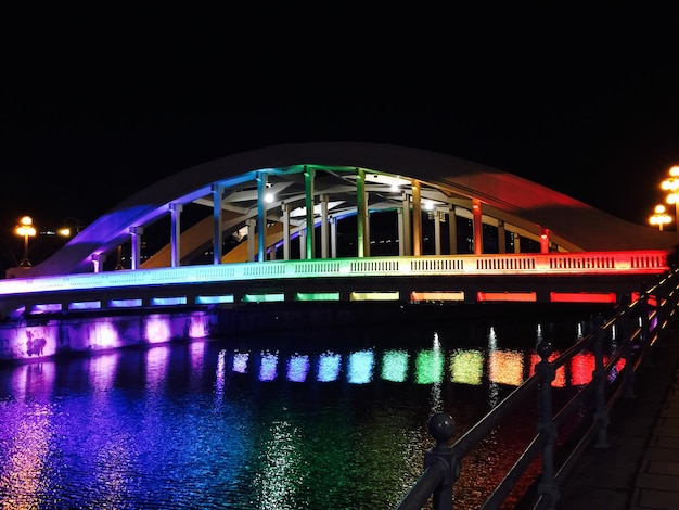 Foto puente sobre el río por la noche