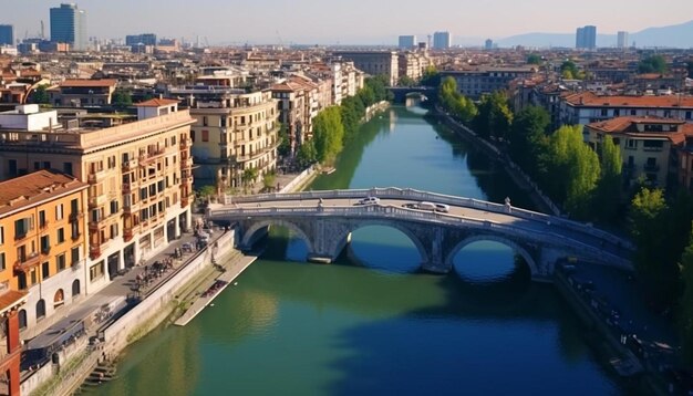 un puente sobre un río con un puente en el fondo