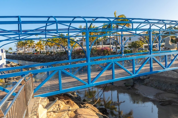 Un puente sobre el río en el puerto de la turística ciudad costera de Mogan en el sur de Gran Canaria, España