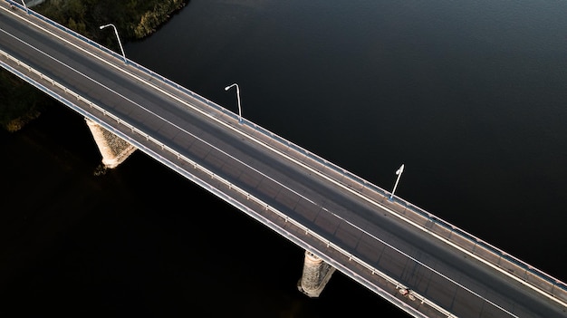 Puente sobre el río con quadcopter