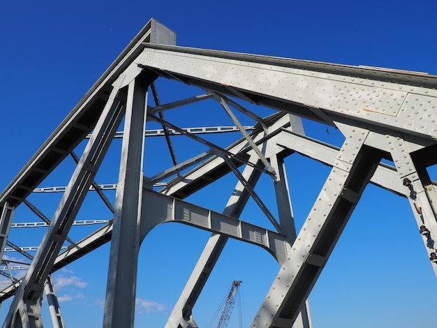 Foto el puente sobre el río sava parte de la construcción del puente de hierro metálico vigas tecnológicas modernas