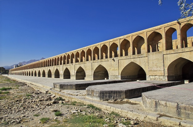 El puente sobre el río seco en Isfahan, Irán