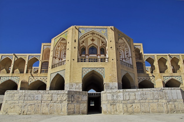 El puente sobre el río seco en Isfahan, Irán