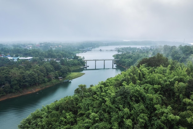 Puente sobre el río entre la selva tropical por la mañana en el campo