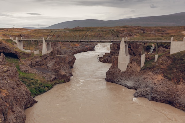 Puente sobre el río Skjalfandafljot en Islandia