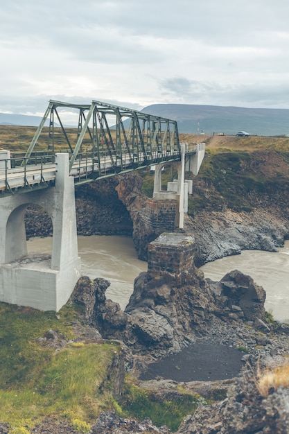 Puente sobre el río Skjalfandafljot en Islandia