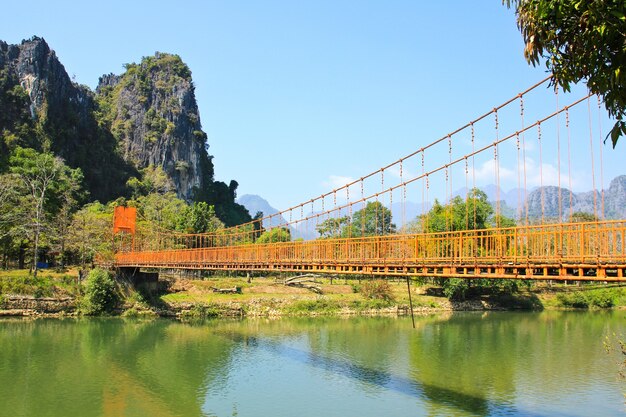 Foto puente sobre el río song, vang vieng