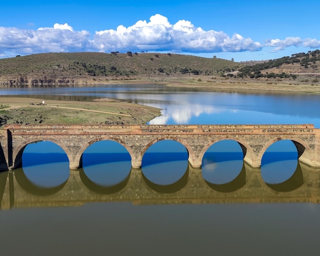 puente sobre rio tranquilo