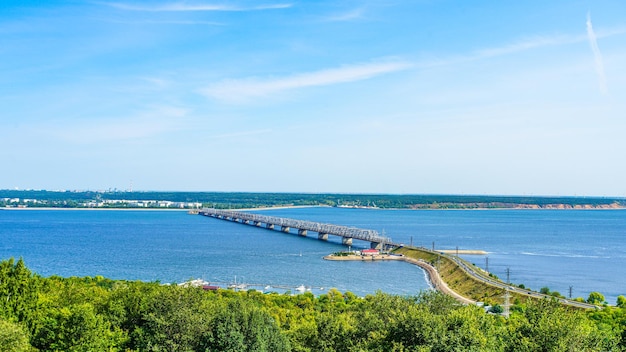 Foto un puente sobre el río volga en ulyanovsk rusia