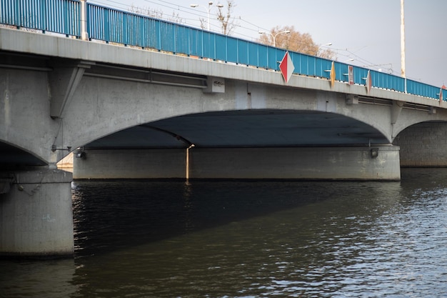 Puente sobre el río en Wroclaw Polonia Europa