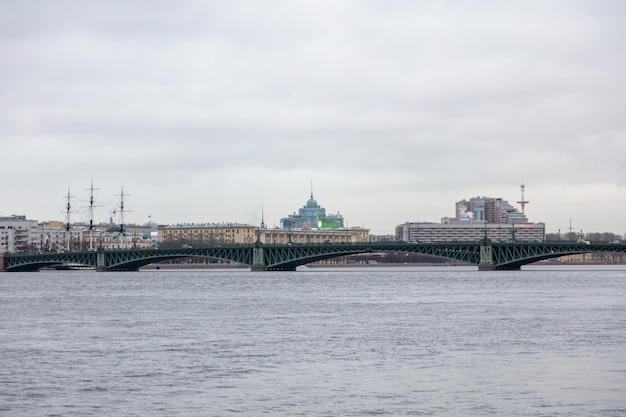 Foto el puente sobre el río yaroslavl en moscú