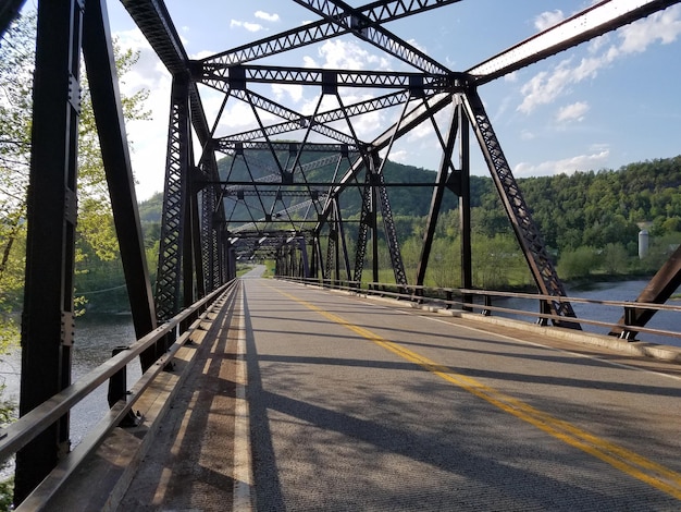 Foto puente sobre el río