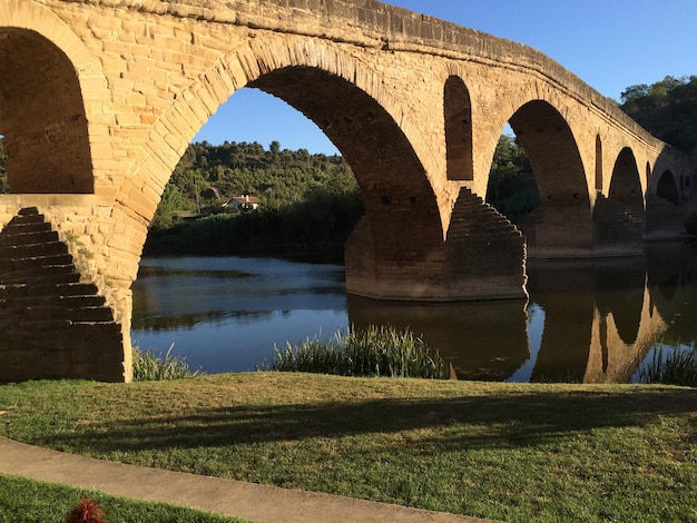 Foto puente sobre el río