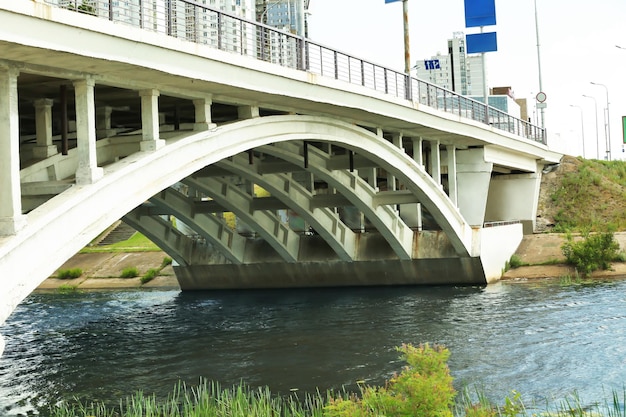 Puente sobre un río