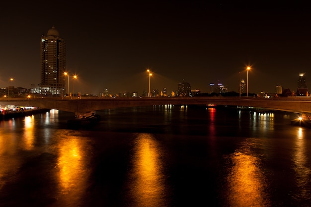 Puente sobre el río