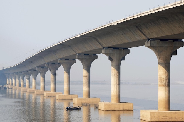 Foto puente sobre el río