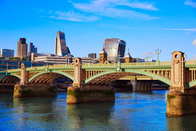 Puente de Southwark de Londres en el río Támesis