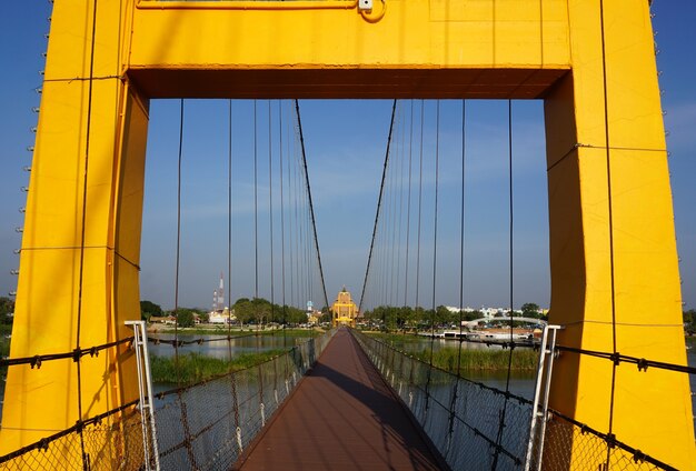 Foto puente de suspensión que cruza el río ping en la provincia de tak