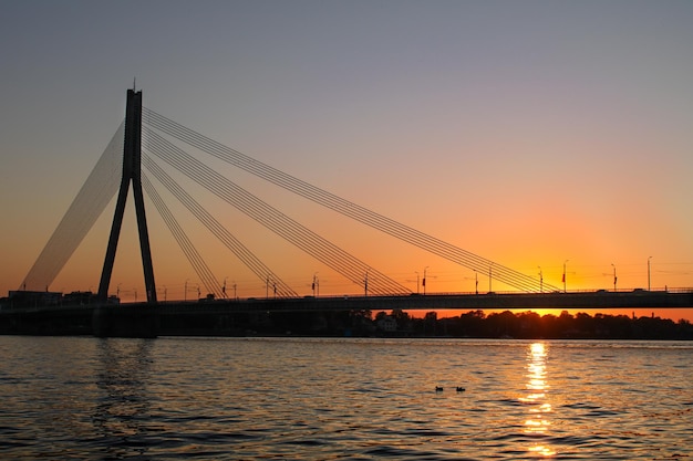 Foto un puente por la tarde con la puesta de sol detrás de él