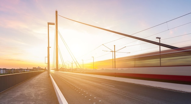 Puente Theodor Heuss al atardecer con tren de tráfico