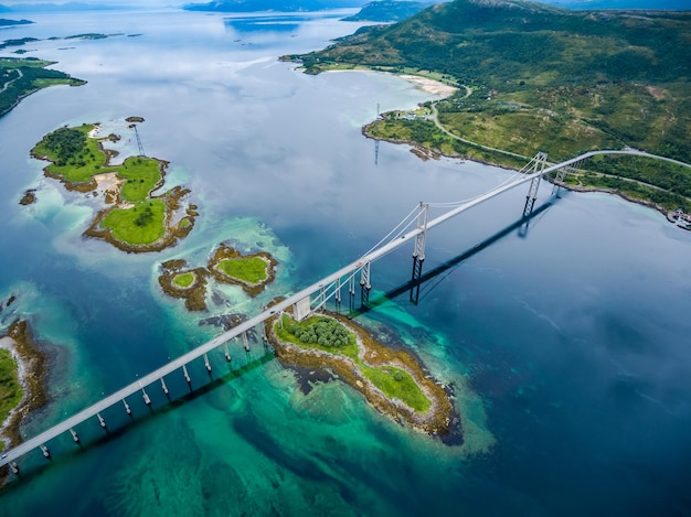 Puente Tjeldsundbrua que conecta el continente con las islas de Noruega