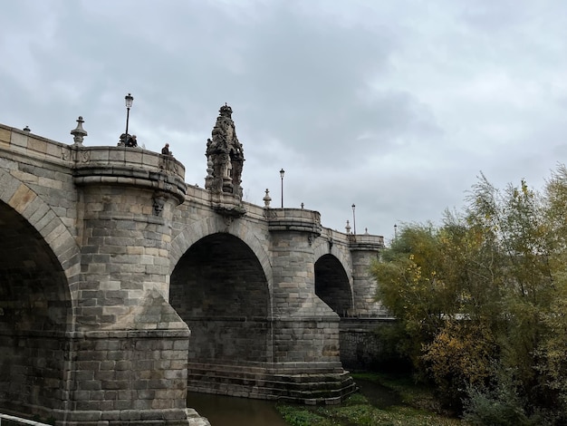 Puente de Toledo es una pasarela de arcos de granito