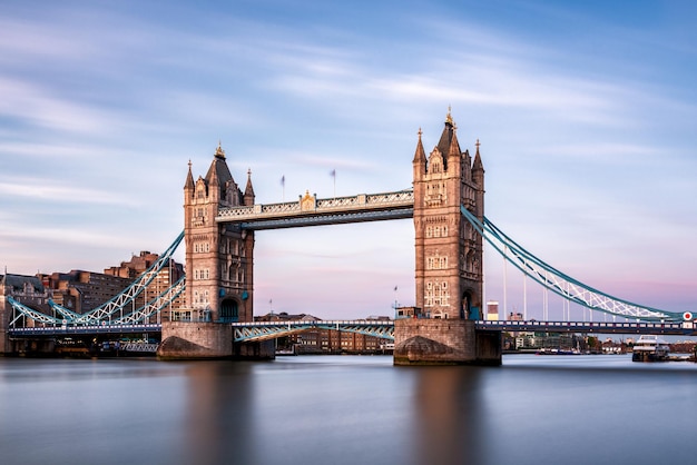 Puente de la torre sobre el río contra durante la puesta del sol